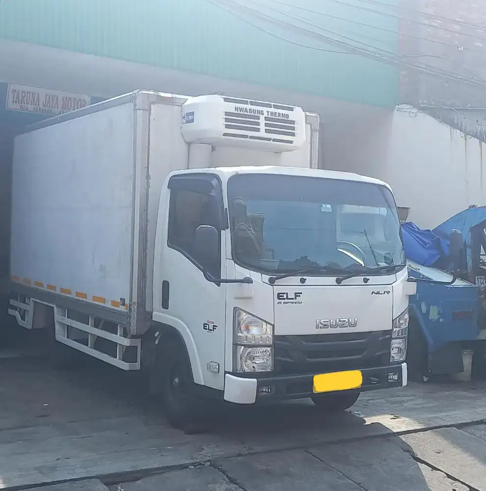 Isuzu NLR 4 roda box frezer pendingin beku, Long Chasis Tahun 2022