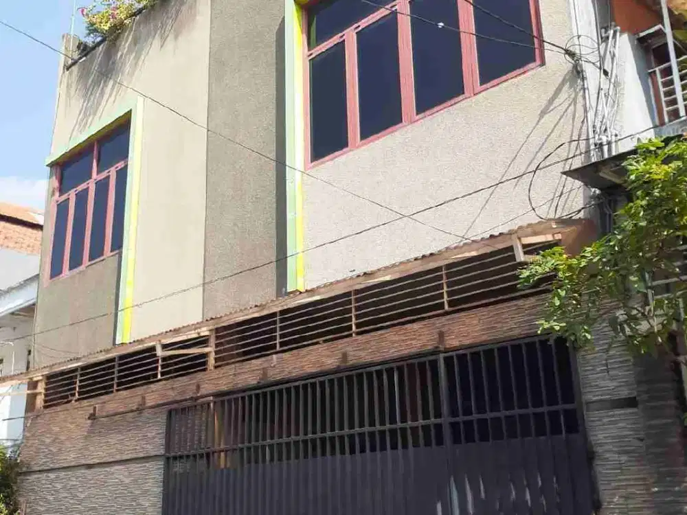 Dijual Gudang ada lift barang