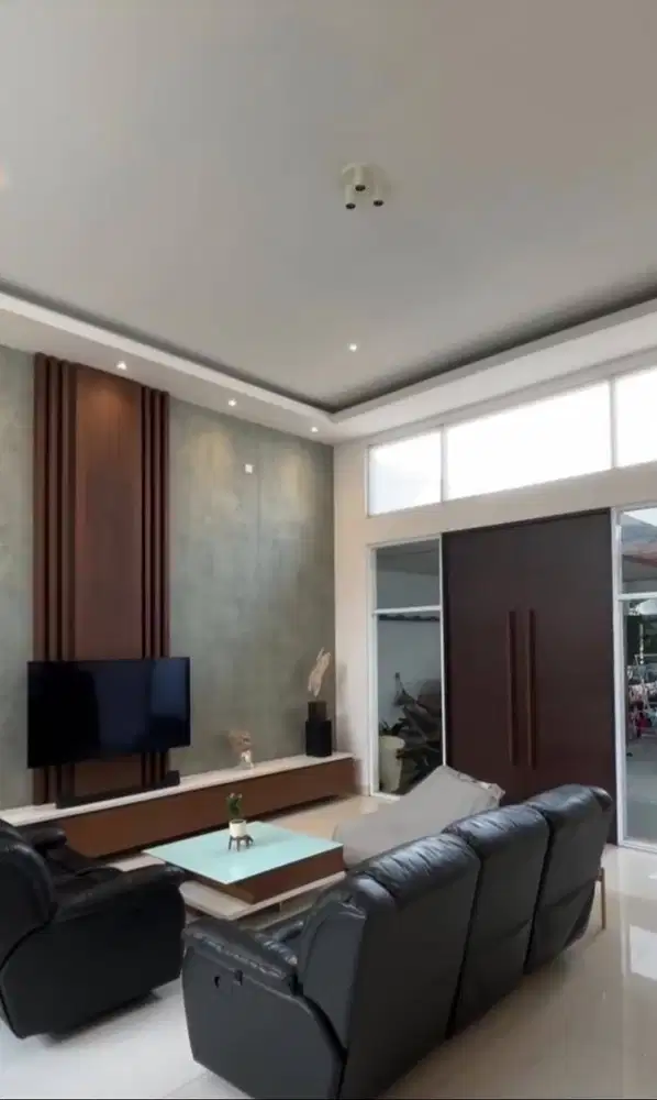 Rumah Dengan Furnished Istimewa 2 Lantai Siap Huni di Cibolerang