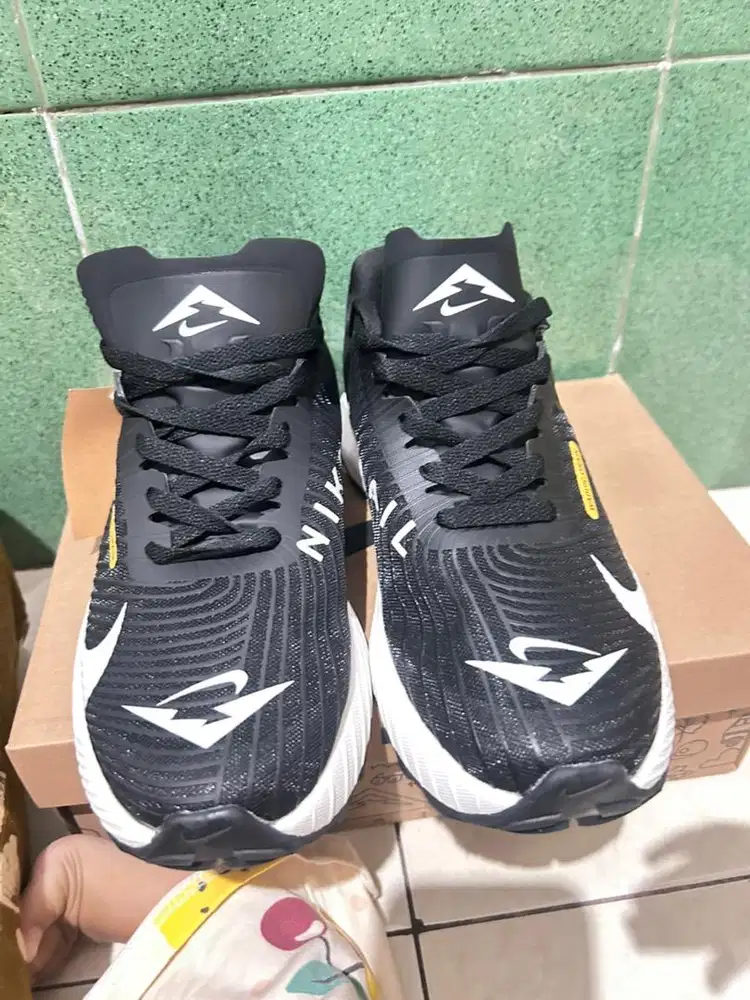 Nike trail black white