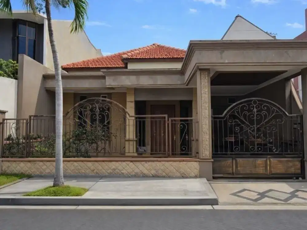 Rumah Manyar Tompotika STRATEGIS ROW 3 MOBIL