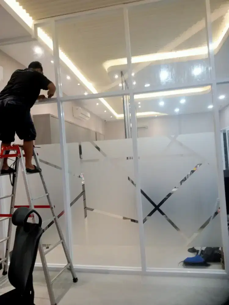 Partisi kaca dan aluminium