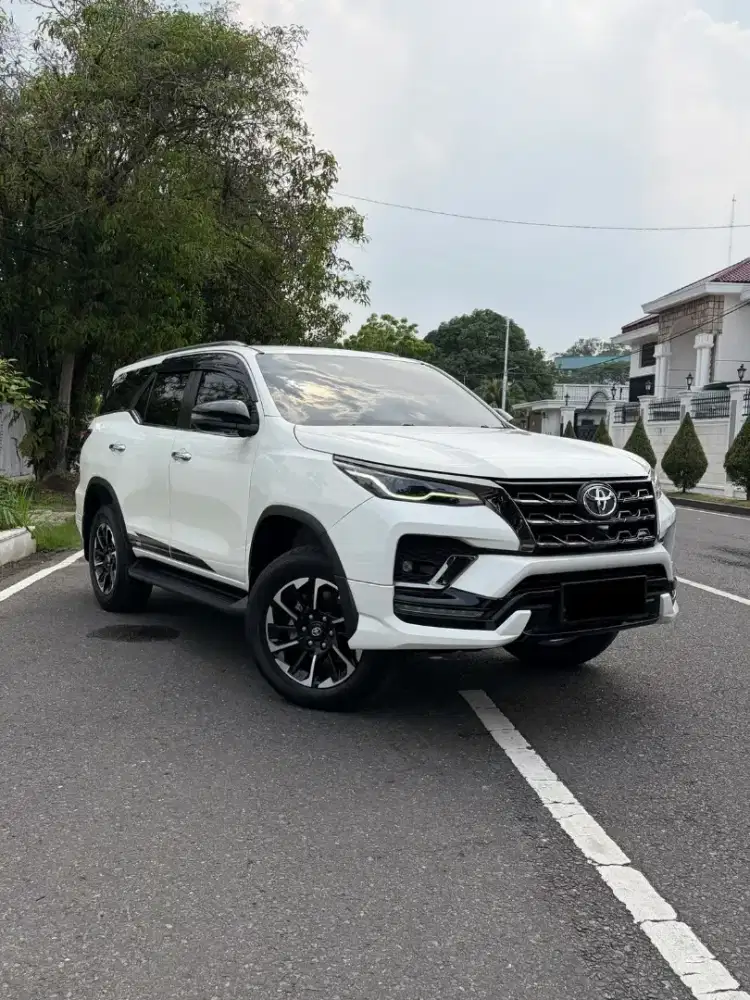 Toyota Fortuner GR 2.4 AT Matic Diesel 4x2 Putih 2021