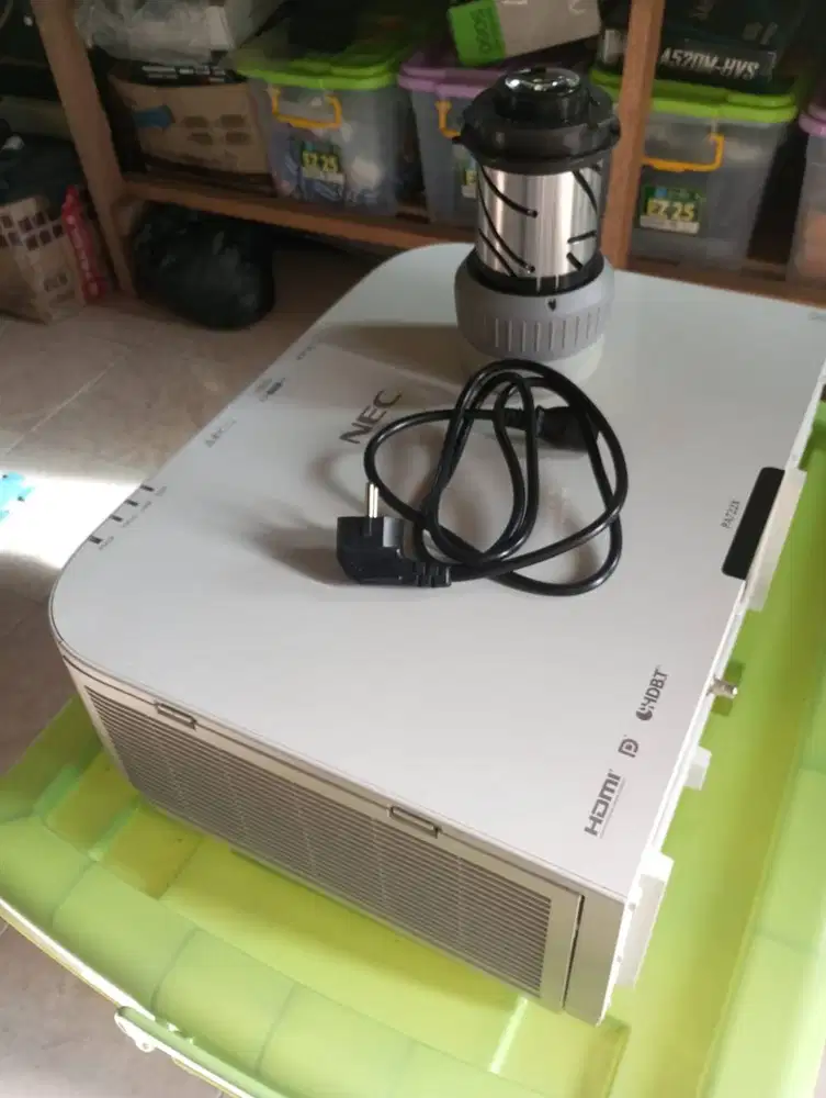 Proyektor NEC PA722X  Ansi Lumens 7200 , (terpakai 25%) Minus Remote