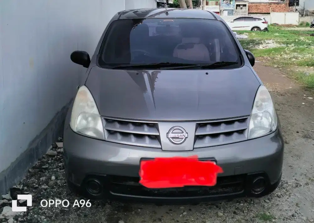 Nisaan Grand Livina 1.5 thn 2010