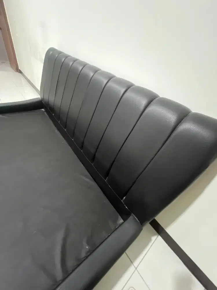 DIPAN TEMPAT TIDUR, kondisi 99% DIJUAL KARENA GA MUAT DI RUMAH BARU