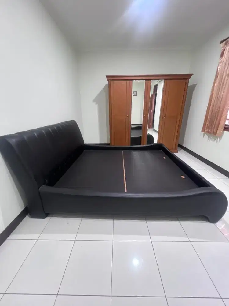 DIPAN TEMPAT TIDUR, kondisi 99% DIJUAL KARENA GA MUAT DI RUMAH BARU