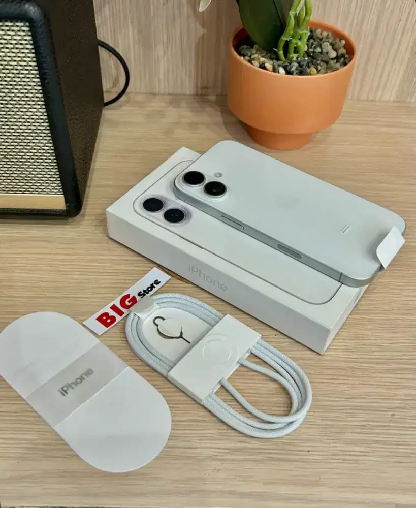 Iphone 17 256gb white ibox 
Garansi 16 april 2027