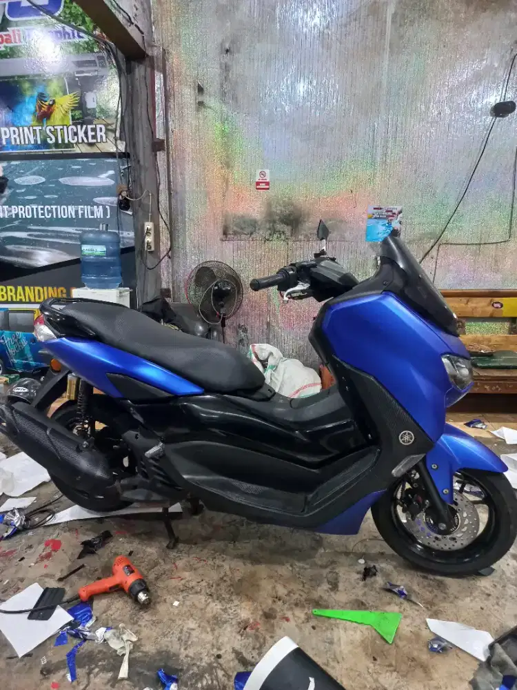 Wrapping sticker mobil motor