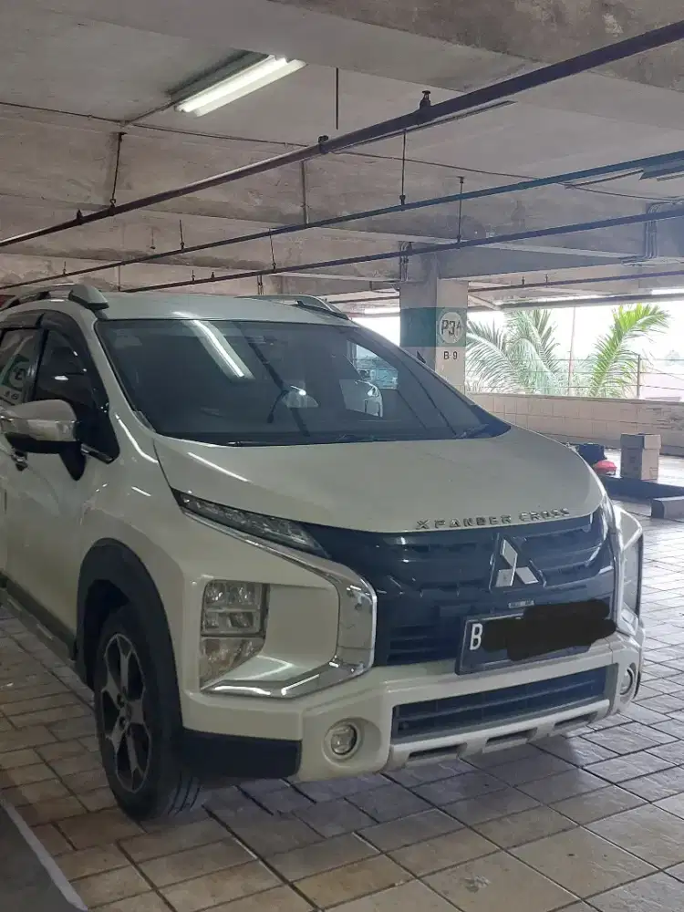 xpander cross AT 2022 PUTIH