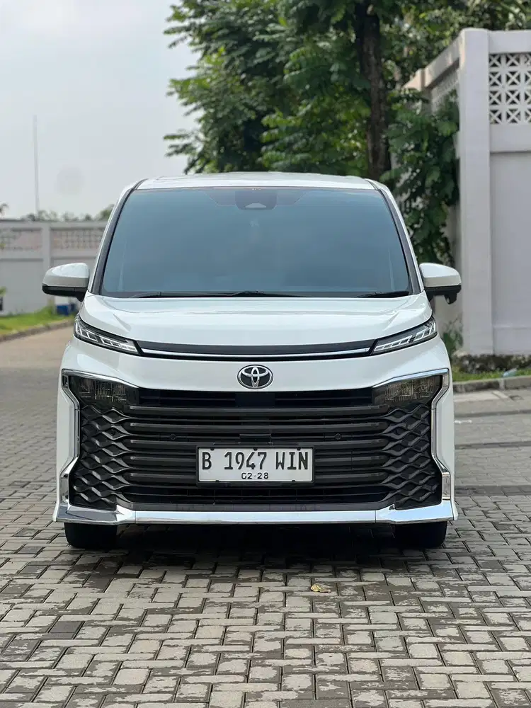 TOYOTA VOXY 2.0 AT 2022 PUTIH