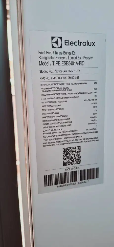 Electrolux ESE5401A Kulkas side by side UltimateTaste 528L *SECOND*