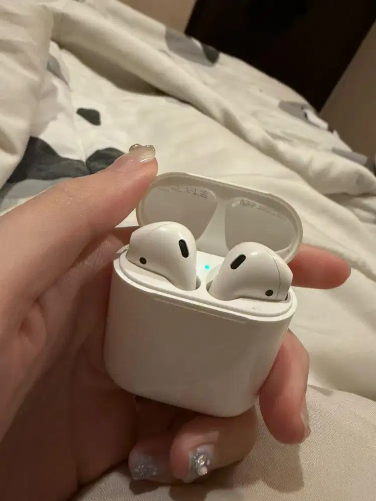 Apple AirPods With Charging Case (Generasi ke-2)