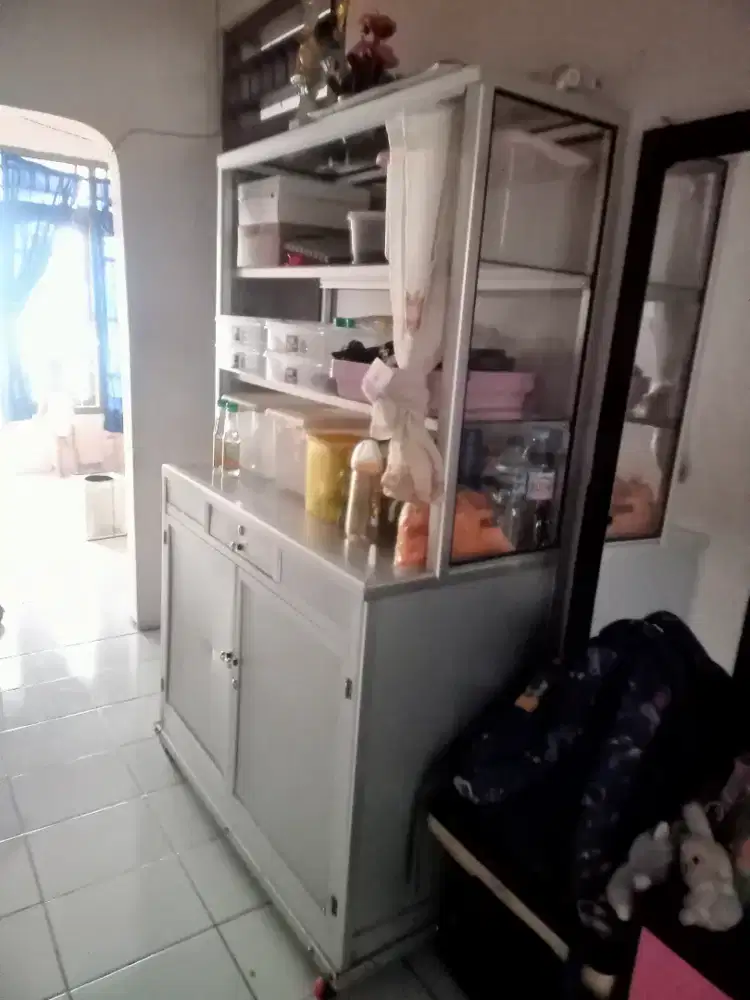 Dijual Etalase 60*200, sudah ada roda dan alas yg kokoh,