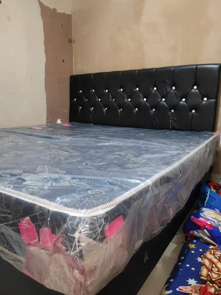 Dipan dan Kasur Busa No.1 Kondisi Sangat Bagus