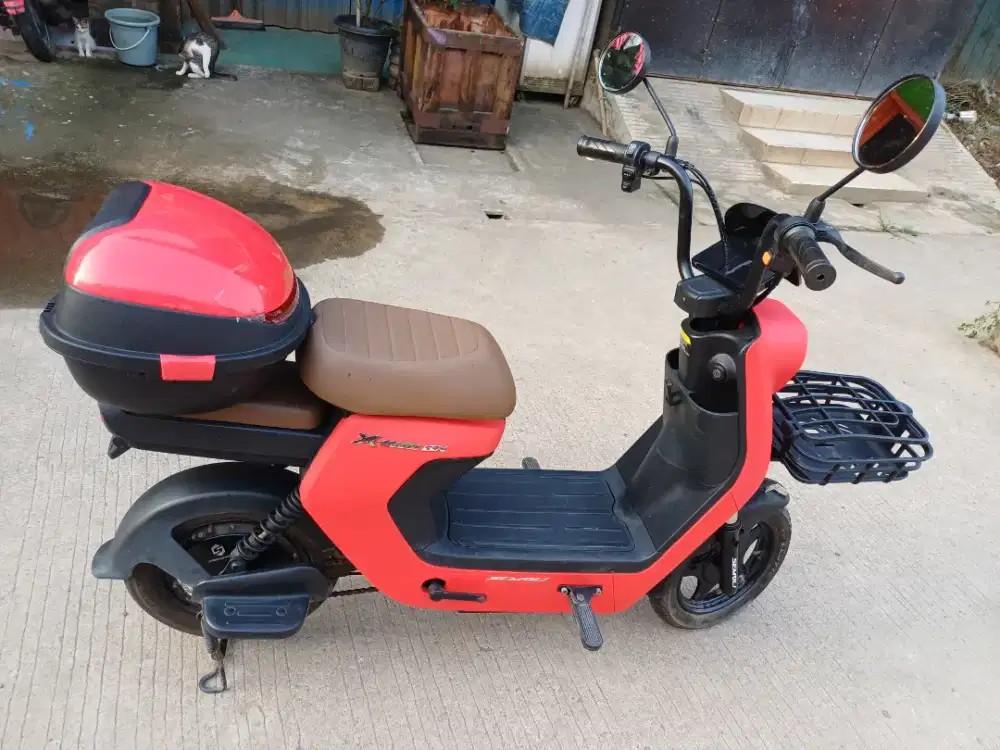 Sepeda listrik Exotic Semoli, lengkap dengan box belakang (masih baru)