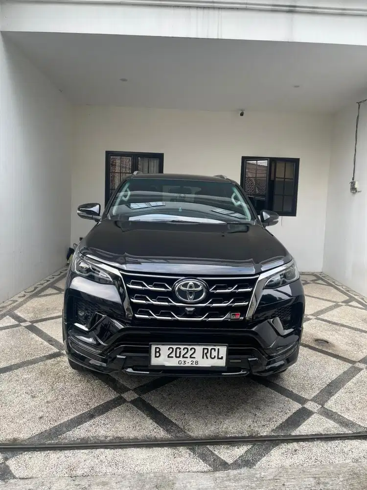Fortuner GR 2.8 VRZ 4x2 AT (LOW KM)