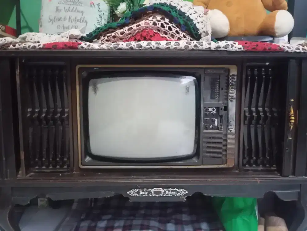 TV warna  jadul meja