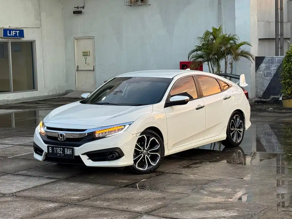 PALING MURAH !! DP 35jt CIVIC ES SEDAN 2017 CVT TURBO SIAPA CEPAT !!