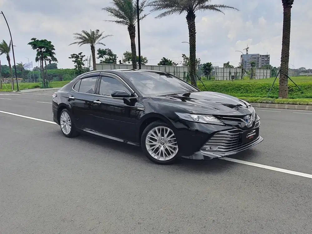 TOYOTA CAMRY HYBRID 2.5L FACELIFT 2020 LOW KM !!