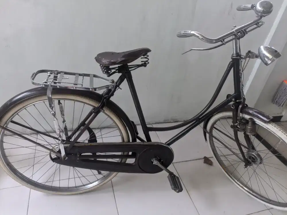 Sepedah ontel kuno merk Hercules Torpedo