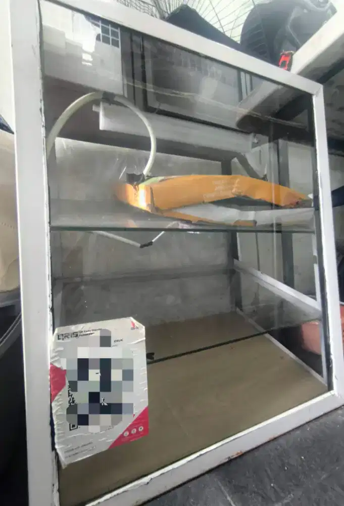 Etalase kaca + Lampu