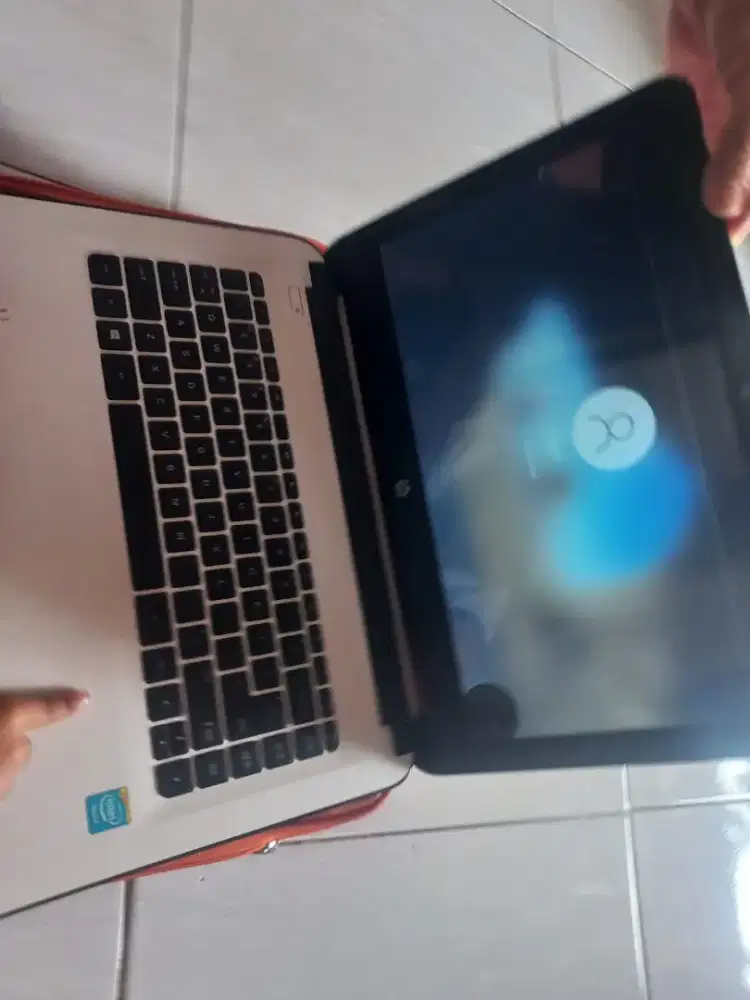 Di jual BUC laptop merk Hp kondisi seperti di foto lcd ada hitam..