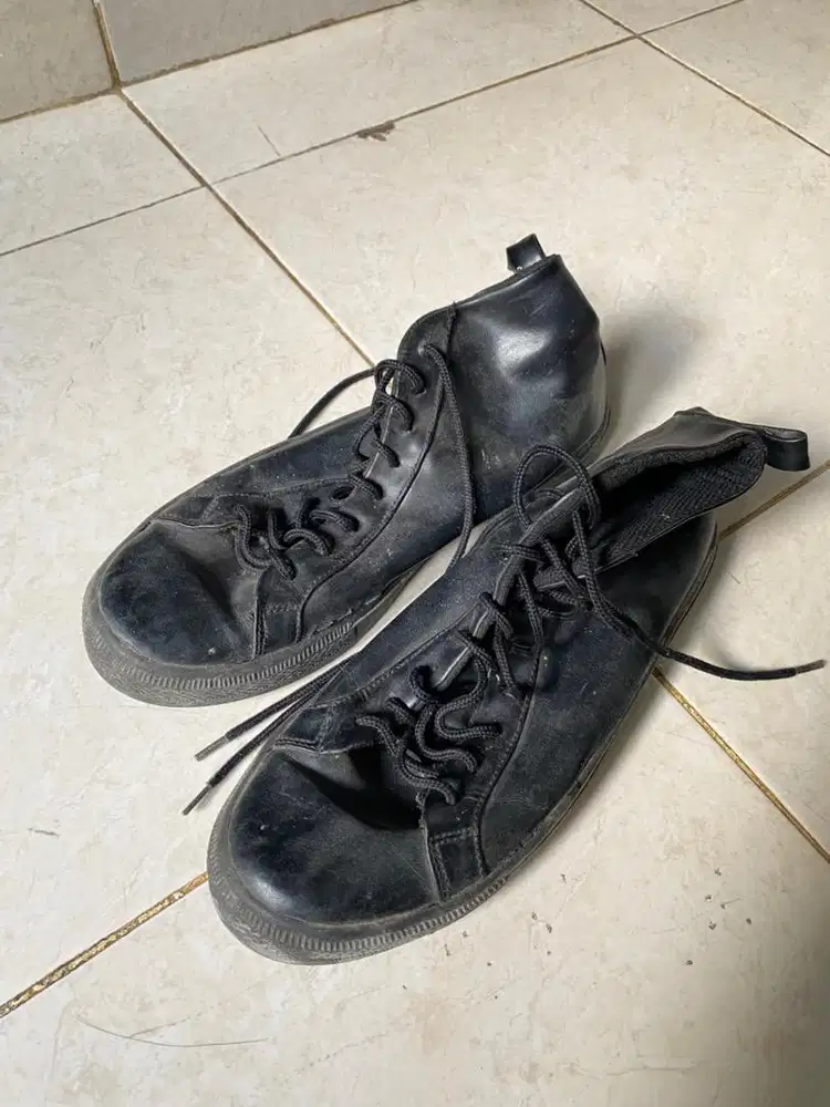 sepatu kulit item
