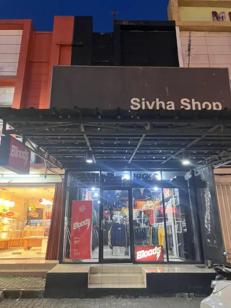 PENJAGA TOKO BAJU ( BLOODS)