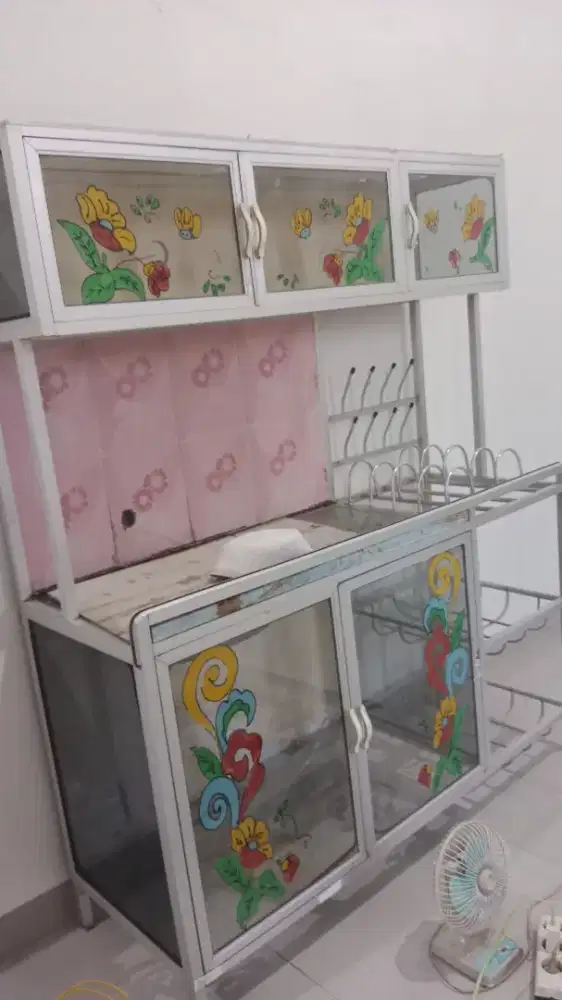 Rak piring dan wastapel