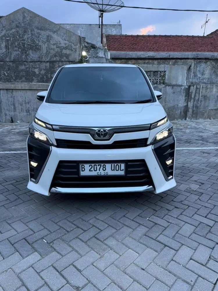 TOYOTA VOXY 2019