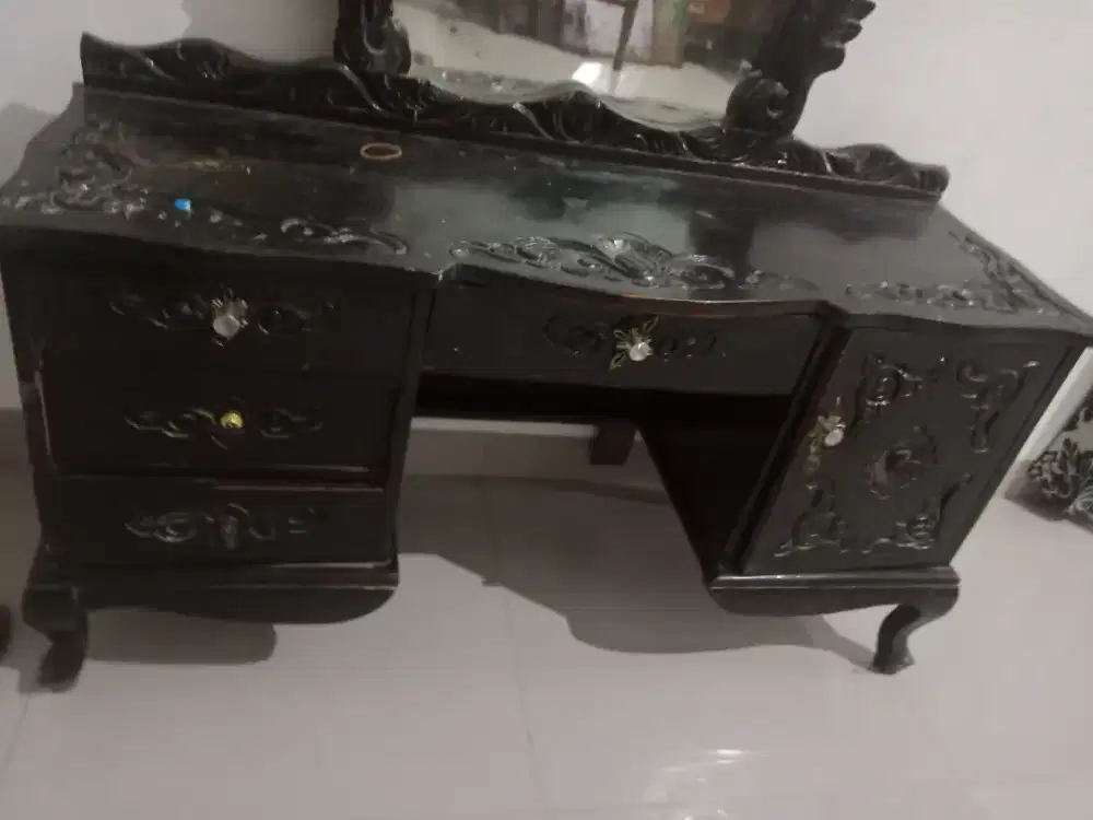 Lemari hias jati clasic