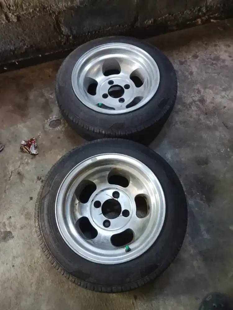Jual velg 4 biji r12 pcd 114...bekas carry 1.0