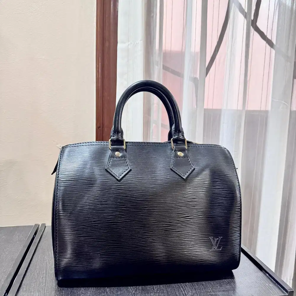 Luxury Black Leather Bag – Stylish, Simple, dan Timeless