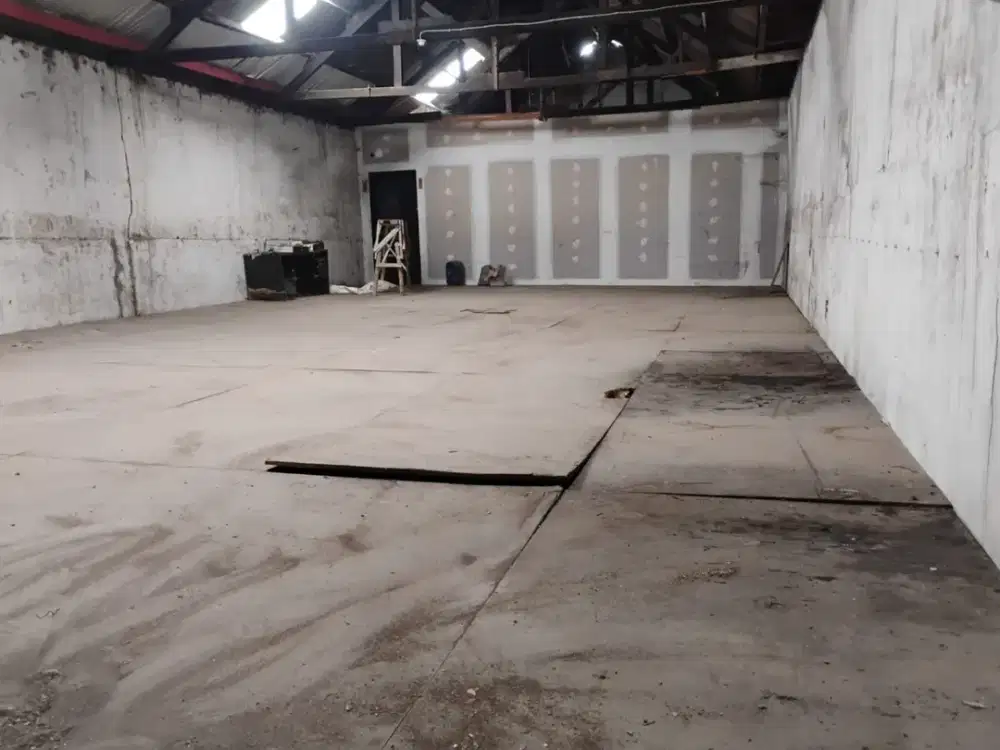 Gudang LT LB 240M Bebas Banjir, Kontainer 40Ft bisa, Lantai Depan Sdh Tinggi, Ada Lantai 2 Dari Konstruksi Besi, Lantai Kayu di Bandengan, Jakut S272