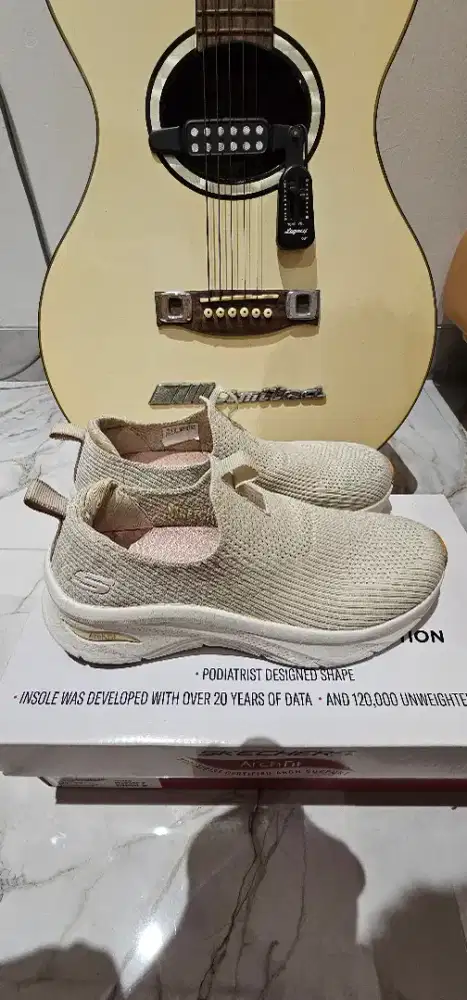 Sepatu cewe SKECHERS ORIGINAL 100% Kondisi 99% like new lengkap ori