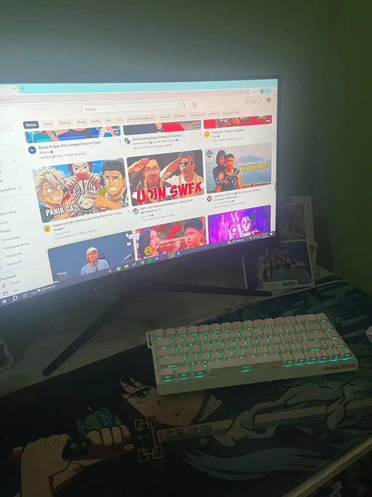 pelayan toko dan helper gudang