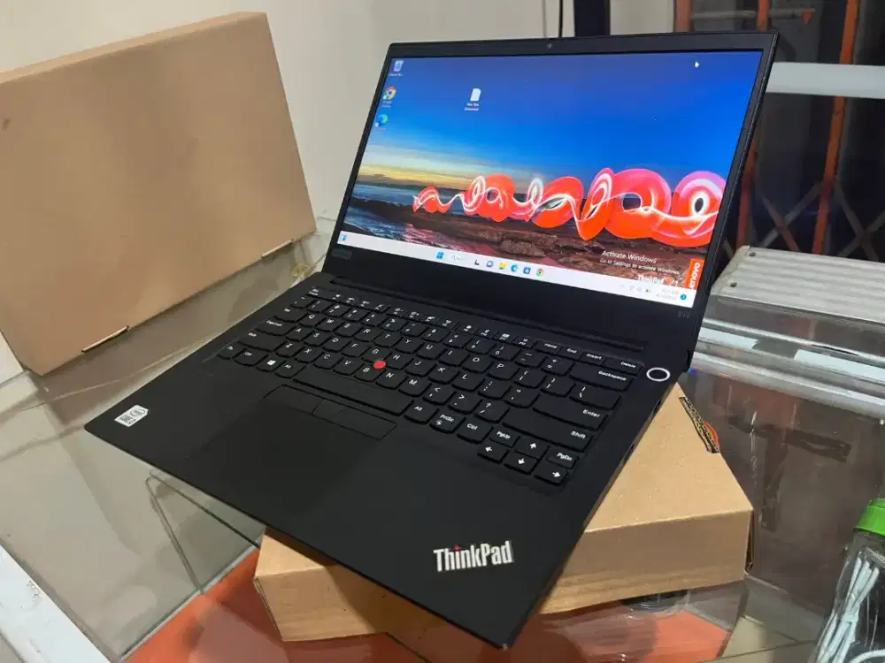 LENOVO Thinpad E14
 Ram 4 ssd 256 intel core i3 gen10