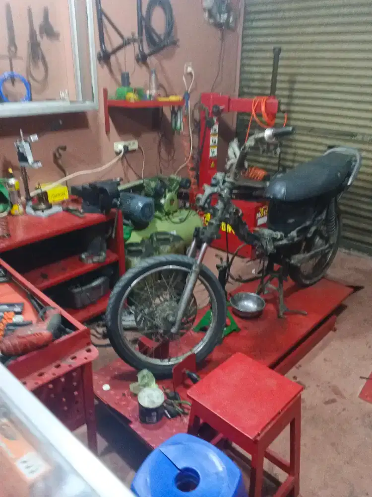 Di cari mekanik motor makan ngopi di tanggung