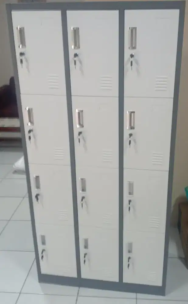Lemari Locker Arsip 12 Pintu Besi Baru Bebas Ongkir Pasang