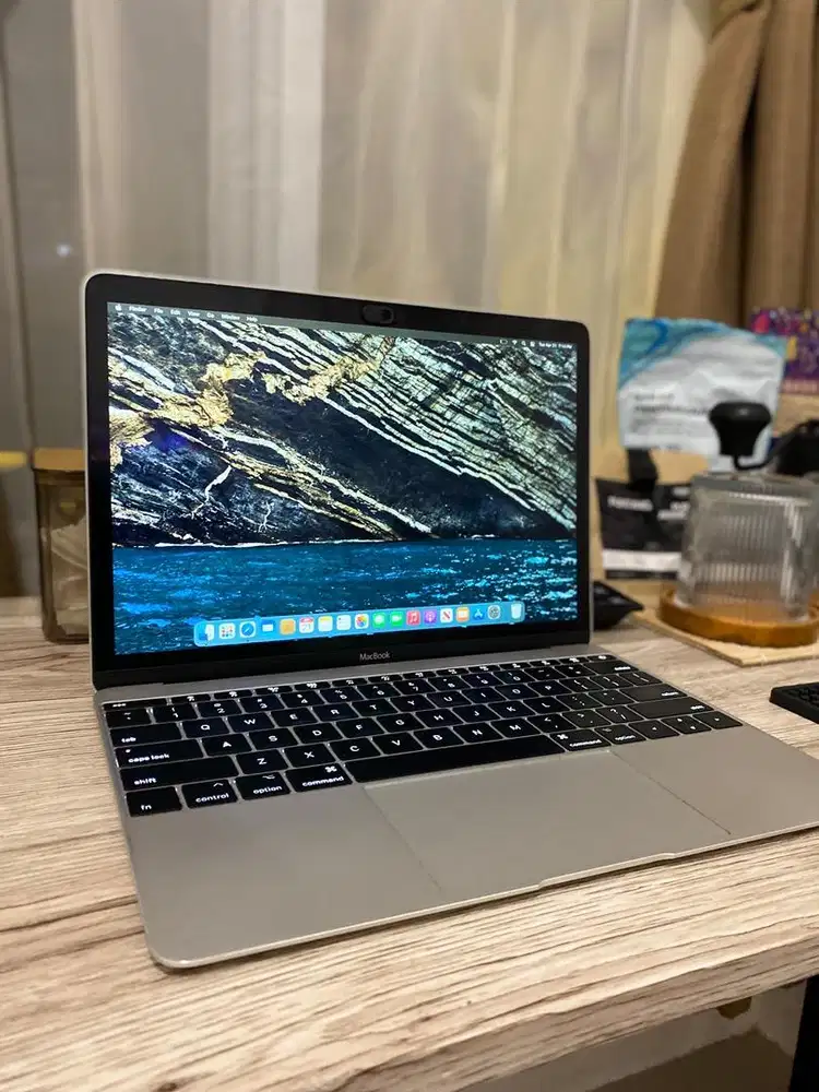 Macbook Retina RAM 8GB SSD 512GB cukup mulus
