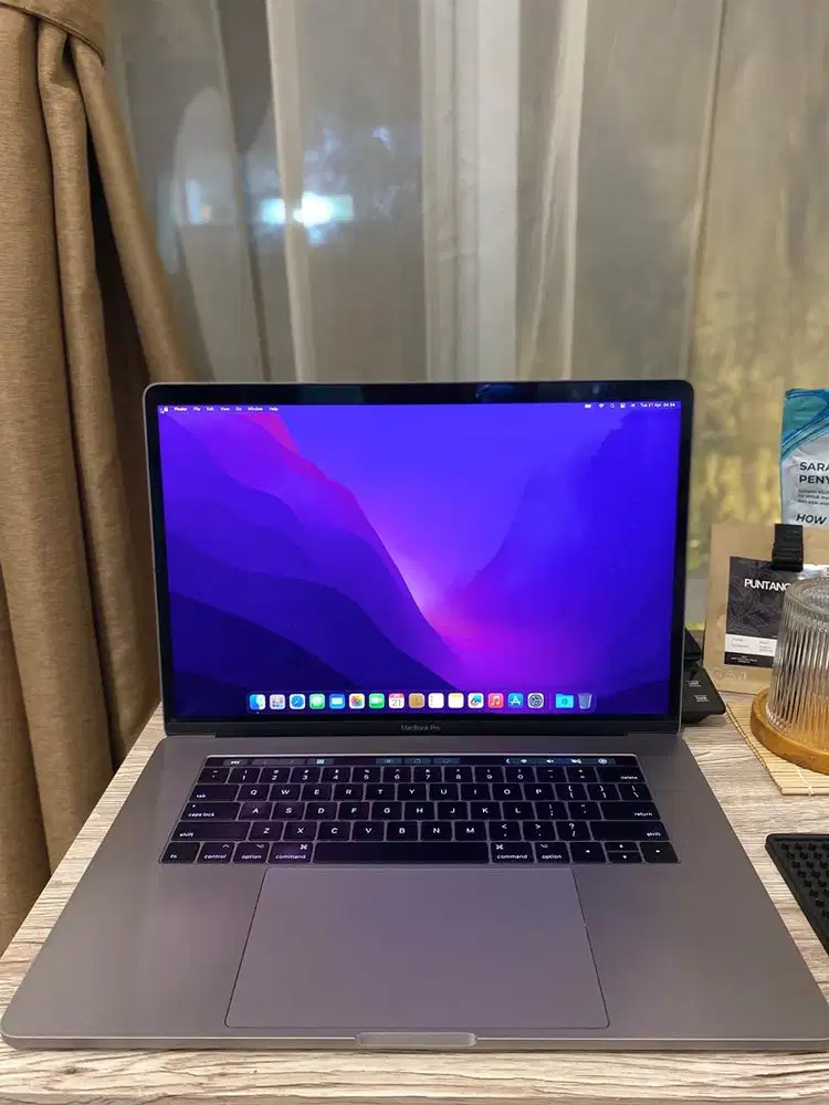 Macbook pro touchbar mulus no minus core i7 RAM 16/512GB