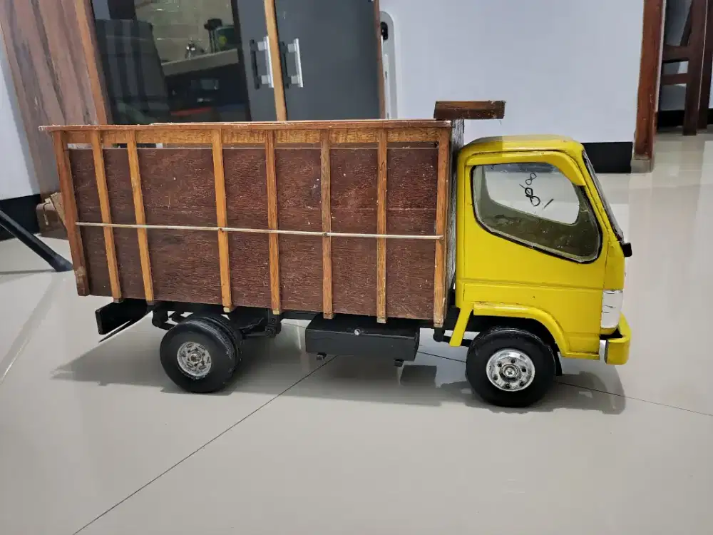 Miniatur truk canter handmade