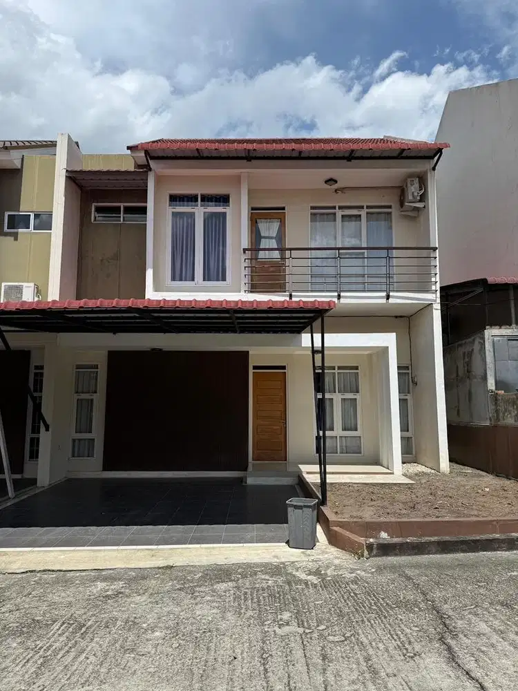 Disewakan Rumah 2 Lantai Strategis Semi Furnish