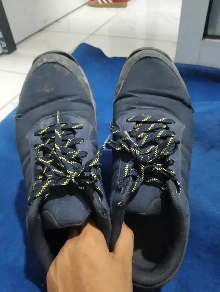 Sepatu gunung/ sport