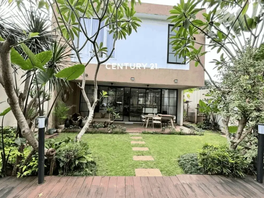 Rumah Modern Tropical Dilengkapi Dengan Swimming Pool Depan Fasum