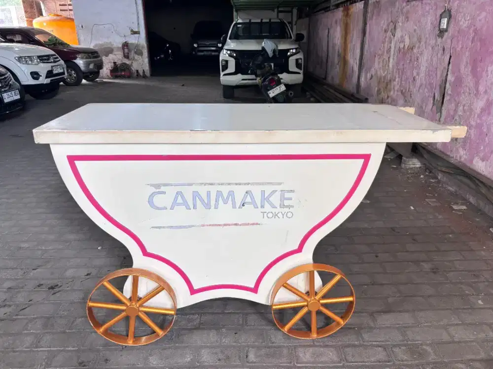 Meja booth display bekas event canmake Tokyo - model gerobak roda emas