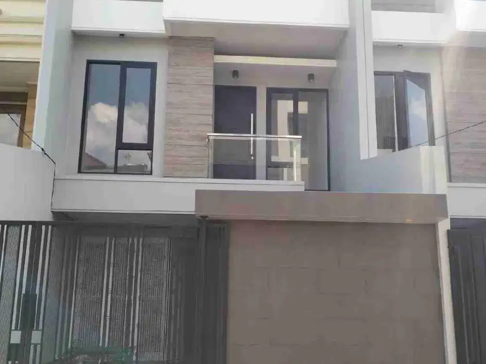 Rumah Lux Mewah Hadap Selatan Parkiran Luas