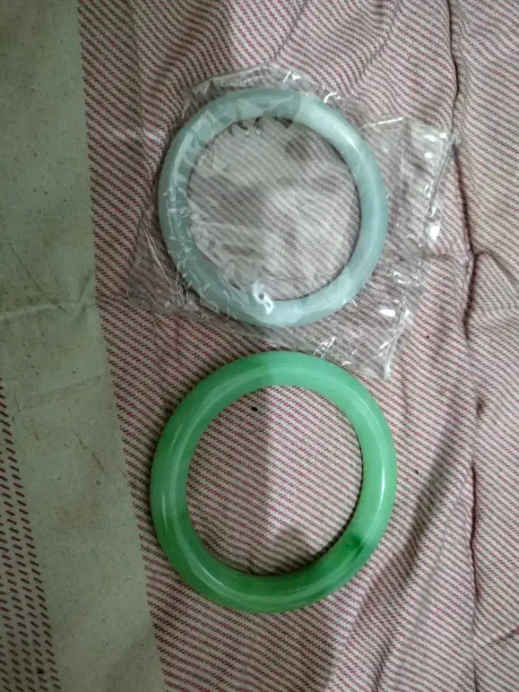 Gelang giok berkualitas tinggi