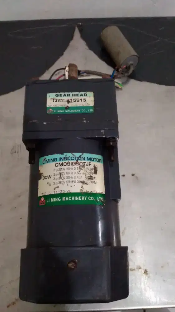 Motor gear box arus 220 v